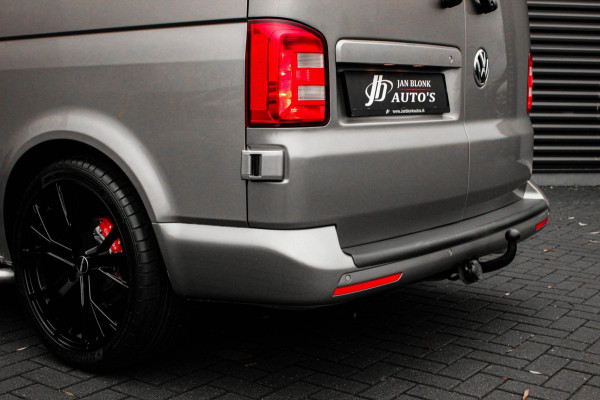 Volkswagen Transporter 2.0 TDI L2H1 150PK / APPLE CARPLAY / VERLAAGD / LEDEREN BEKLEDING / FULL BLACK / TREKAAK / SPOILER / CRUISE