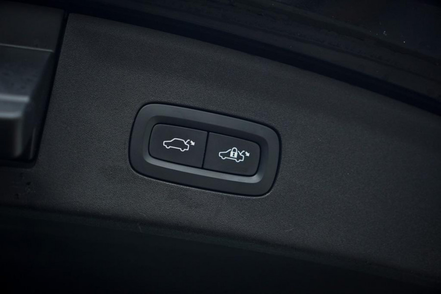 Polestar 2 Long Range Dual Motor Launch Edition 78kWh / Glasdak / BLIS / Trekhaak / Incl BTW