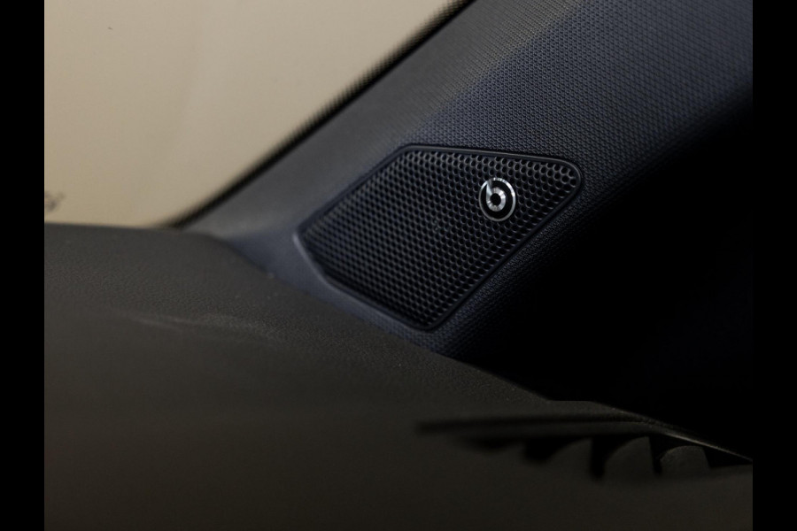 Volkswagen T-Roc 1.5 TSI R-Line Edition / 150pk / Panorama dak / Beats / Stoel en stuur verwarming /