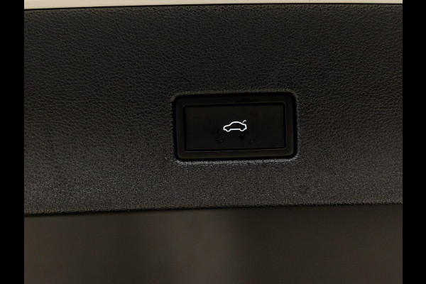 Volkswagen T-Roc 1.5 TSI R-Line Edition / 150pk / Panorama dak / Beats / Stoel en stuur verwarming /