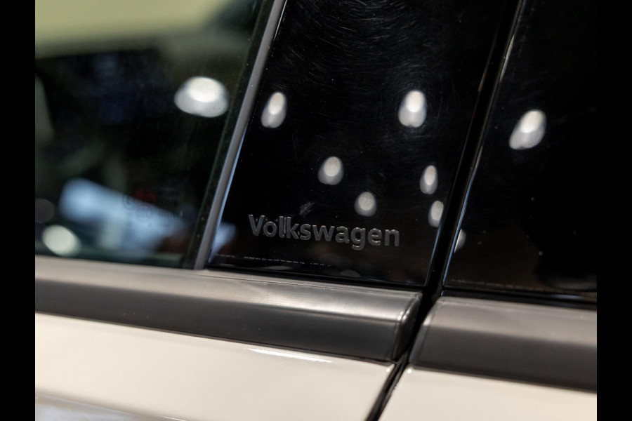 Volkswagen T-Roc 1.5 TSI R-Line Edition / 150pk / Panorama dak / Beats / Stoel en stuur verwarming /