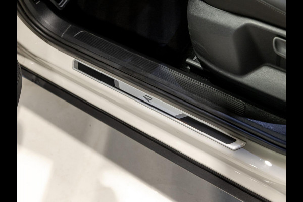 Volkswagen T-Roc 1.5 TSI R-Line Edition / 150pk / Panorama dak / Beats / Stoel en stuur verwarming /