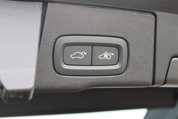 Volvo XC60 T6 350PK Automaat Plug-in hybrid AWD Ultra Dark Head-up display / Semi elektrisch wegklapbare trekhaak / Panoramisch schuif-kanteldak / Harman Kardon audio