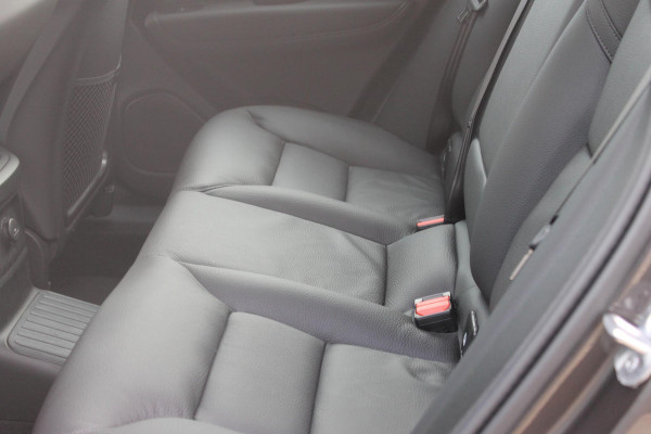 Volvo XC60 T6 350PK Automaat Plug-in hybrid AWD Ultra Dark Head-up display / Semi elektrisch wegklapbare trekhaak / Panoramisch schuif-kanteldak / Harman Kardon audio