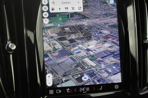 Volvo XC60 T6 350PK Automaat Plug-in hybrid AWD Ultra Dark Head-up display / Semi elektrisch wegklapbare trekhaak / Panoramisch schuif-kanteldak / Harman Kardon audio