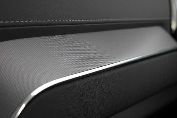 Volvo XC60 T6 350PK Automaat Plug-in hybrid AWD Ultra Dark Head-up display / Semi elektrisch wegklapbare trekhaak / Panoramisch schuif-kanteldak / Harman Kardon audio