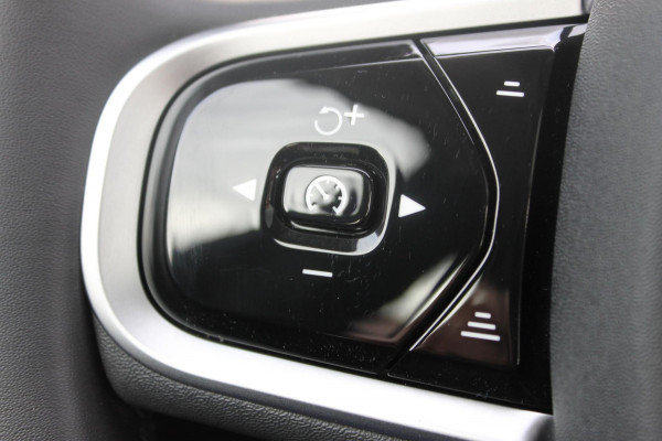 Volvo XC60 T6 350PK Automaat Plug-in hybrid AWD Ultra Dark Head-up display / Semi elektrisch wegklapbare trekhaak / Panoramisch schuif-kanteldak / Harman Kardon audio