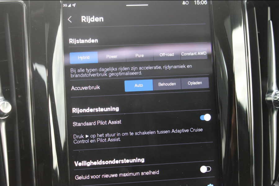 Volvo XC60 T6 350PK Automaat Plug-in hybrid AWD Ultra Dark Head-up display / Semi elektrisch wegklapbare trekhaak / Panoramisch schuif-kanteldak / Harman Kardon audio