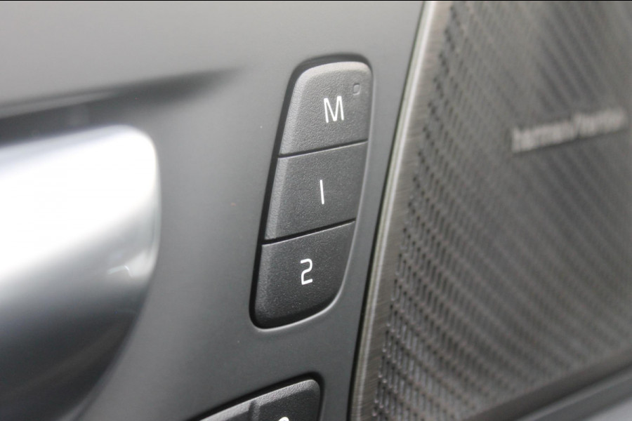 Volvo XC60 T6 350PK Automaat Plug-in hybrid AWD Ultra Dark Head-up display / Semi elektrisch wegklapbare trekhaak / Panoramisch schuif-kanteldak / Harman Kardon audio