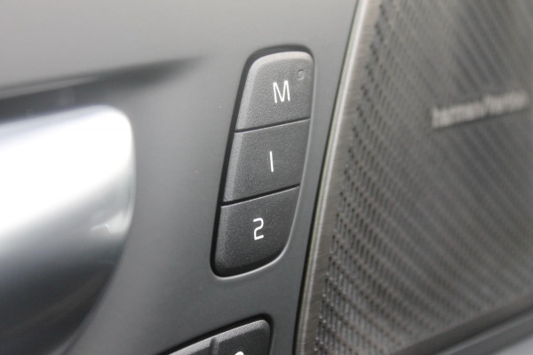 Volvo XC60 T6 350PK Automaat Plug-in hybrid AWD Ultra Dark Head-up display / Semi elektrisch wegklapbare trekhaak / Panoramisch schuif-kanteldak / Harman Kardon audio