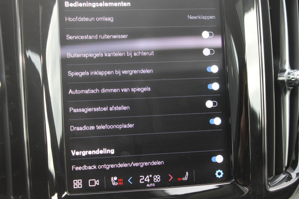 Volvo XC60 T6 350PK Automaat Plug-in hybrid AWD Ultra Dark Head-up display / Semi elektrisch wegklapbare trekhaak / Panoramisch schuif-kanteldak / Harman Kardon audio