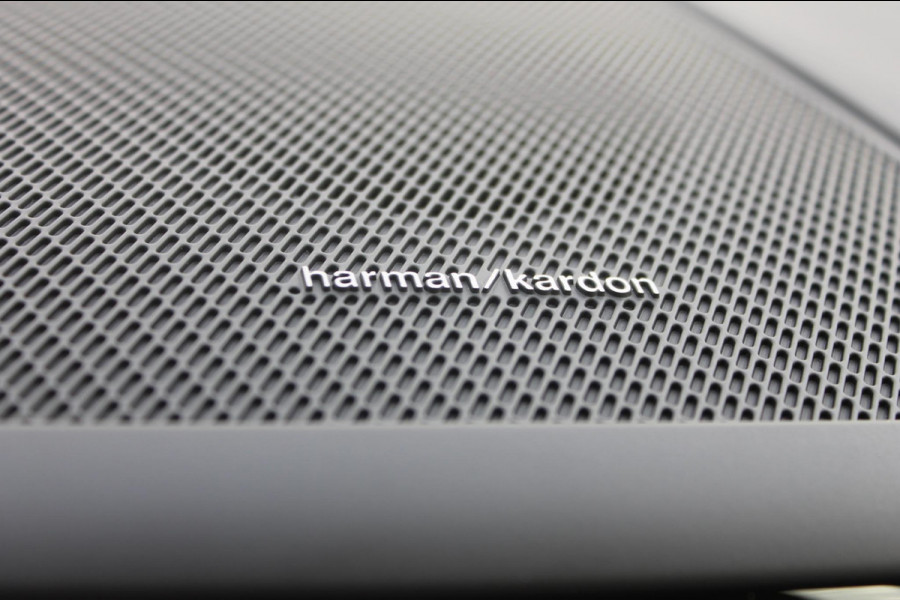 Volvo XC60 T6 350PK Automaat Plug-in hybrid AWD Ultra Dark Head-up display / Semi elektrisch wegklapbare trekhaak / Panoramisch schuif-kanteldak / Harman Kardon audio