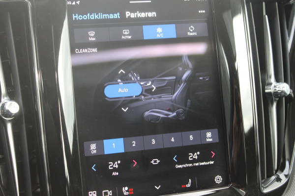 Volvo XC60 T6 350PK Automaat Plug-in hybrid AWD Ultra Dark Head-up display / Semi elektrisch wegklapbare trekhaak / Panoramisch schuif-kanteldak / Harman Kardon audio