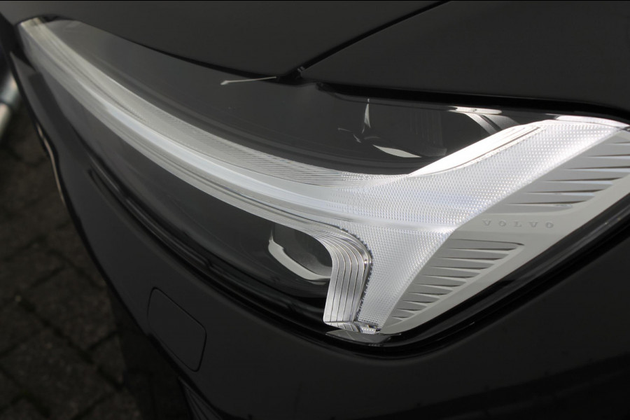 Volvo XC60 T6 350PK Automaat Plug-in hybrid AWD Ultra Dark Head-up display / Semi elektrisch wegklapbare trekhaak / Panoramisch schuif-kanteldak / Harman Kardon audio