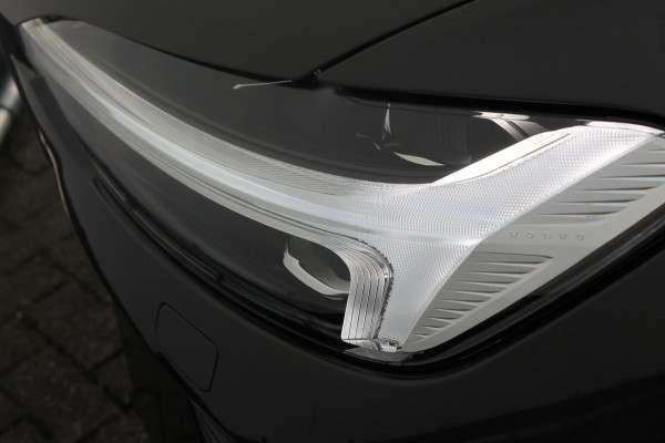 Volvo XC60 T6 350PK Automaat Plug-in hybrid AWD Ultra Dark Head-up display / Semi elektrisch wegklapbare trekhaak / Panoramisch schuif-kanteldak / Harman Kardon audio