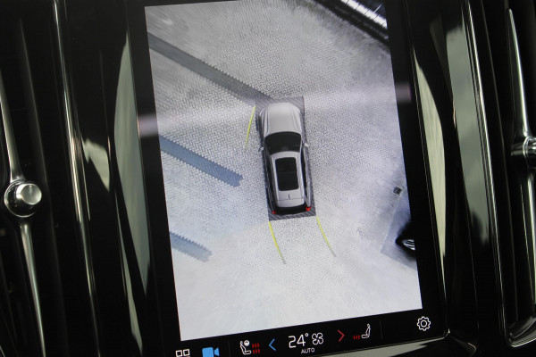 Volvo XC60 T6 350PK Automaat Plug-in hybrid AWD Ultra Dark Head-up display / Semi elektrisch wegklapbare trekhaak / Panoramisch schuif-kanteldak / Harman Kardon audio