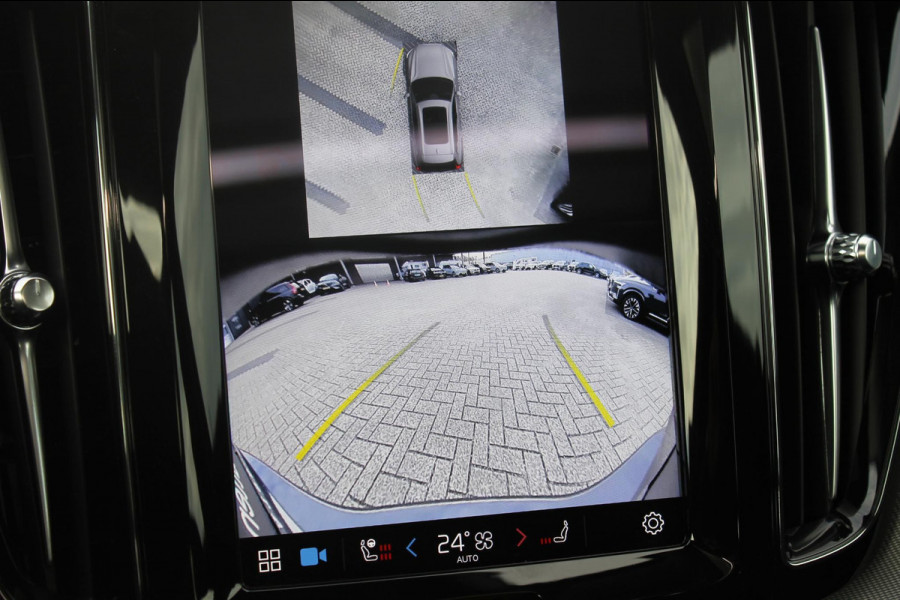 Volvo XC60 T6 350PK Automaat Plug-in hybrid AWD Ultra Dark Head-up display / Semi elektrisch wegklapbare trekhaak / Panoramisch schuif-kanteldak / Harman Kardon audio