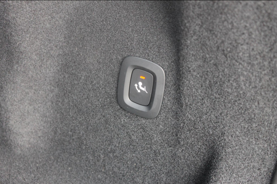 Volvo XC60 T6 350PK Automaat Plug-in hybrid AWD Ultra Dark Head-up display / Semi elektrisch wegklapbare trekhaak / Panoramisch schuif-kanteldak / Harman Kardon audio