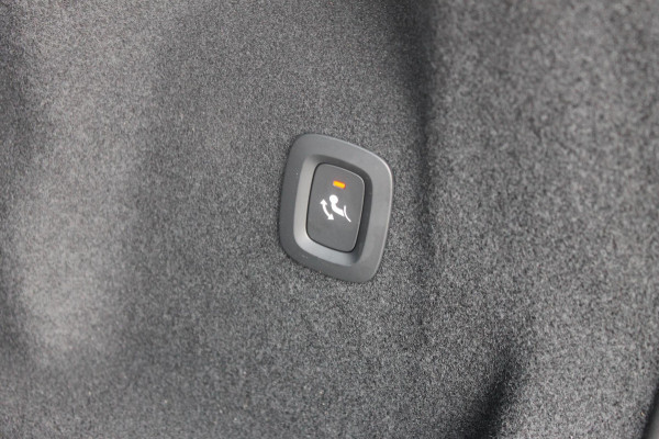 Volvo XC60 T6 350PK Automaat Plug-in hybrid AWD Ultra Dark Head-up display / Semi elektrisch wegklapbare trekhaak / Panoramisch schuif-kanteldak / Harman Kardon audio