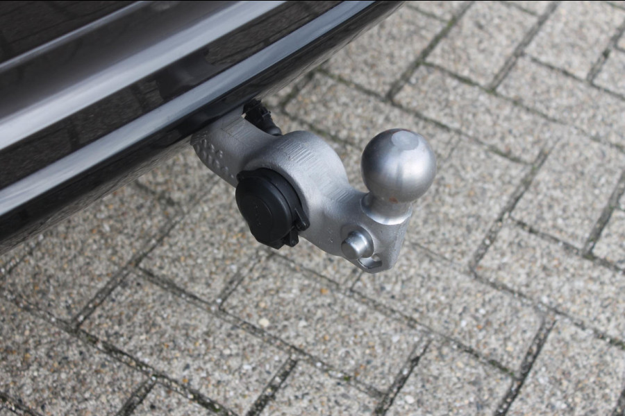 Volvo XC60 T6 350PK Automaat Plug-in hybrid AWD Ultra Dark Head-up display / Semi elektrisch wegklapbare trekhaak / Panoramisch schuif-kanteldak / Harman Kardon audio