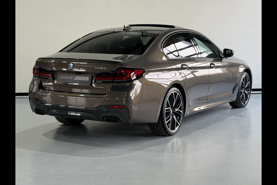 BMW 5 Serie 530e M SPORT EDITION PLUS Schuifdak / Head Up / Leder  / Laser