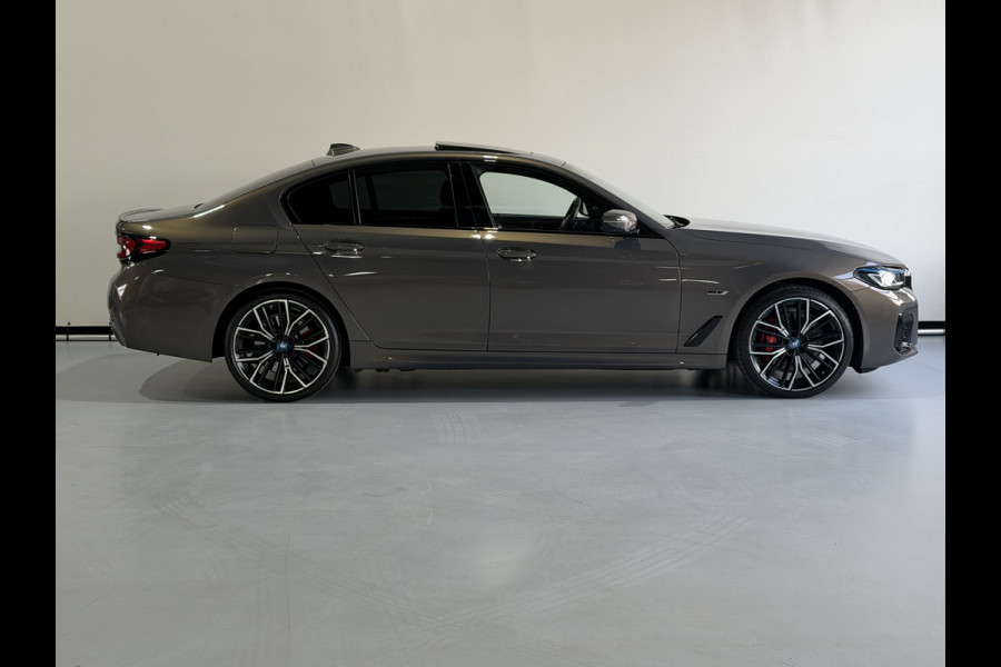 BMW 5 Serie 530e M SPORT EDITION PLUS Schuifdak / Head Up / Leder  / Laser
