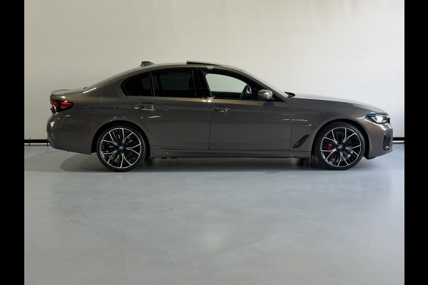 BMW 5 Serie 530e M SPORT EDITION PLUS Schuifdak / Head Up / Leder  / Laser