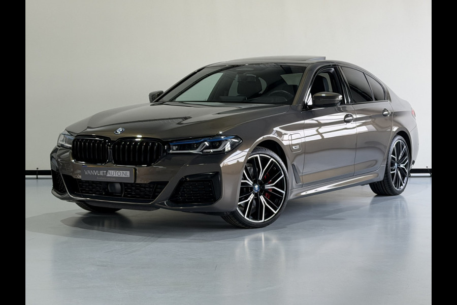 BMW 5 Serie 530e M SPORT EDITION PLUS Schuifdak / Head Up / Leder  / Laser