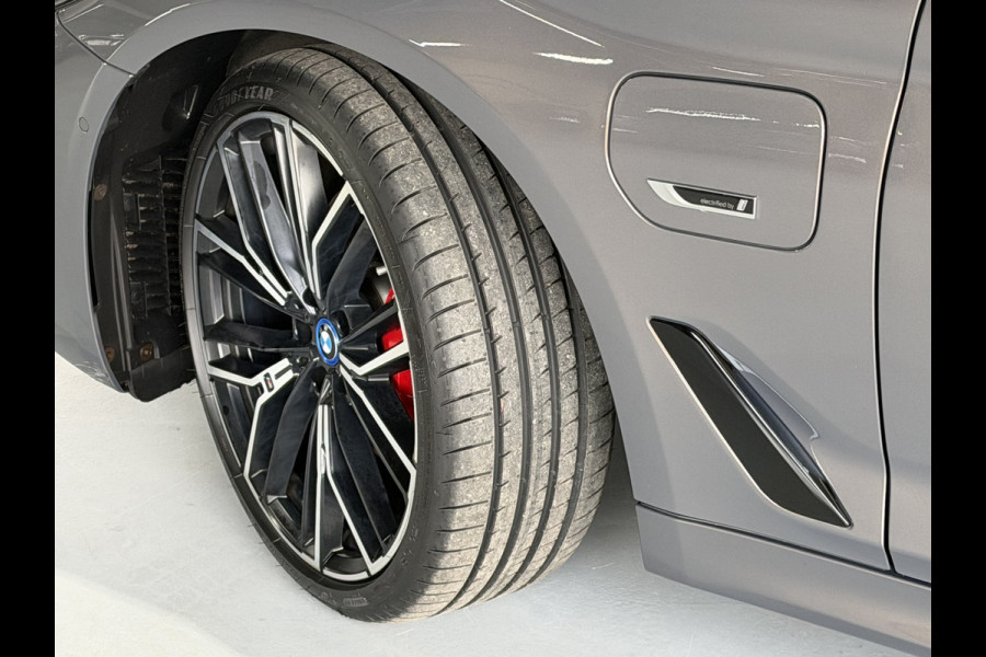 BMW 5 Serie 530e M SPORT EDITION PLUS Schuifdak / Head Up / Leder  / Laser