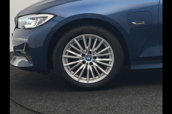 BMW 3 Serie Touring 320e Sportline Plug In Hybrid 204pk Dealer O.H PHEV | Trekhaak Af Fabriek | Panodak | Laser LED | Head Up | 360 Camera | Lederen Sportstoelen Verwarmd | Keyless | Navigatie | Blis | Virtual | DAB |