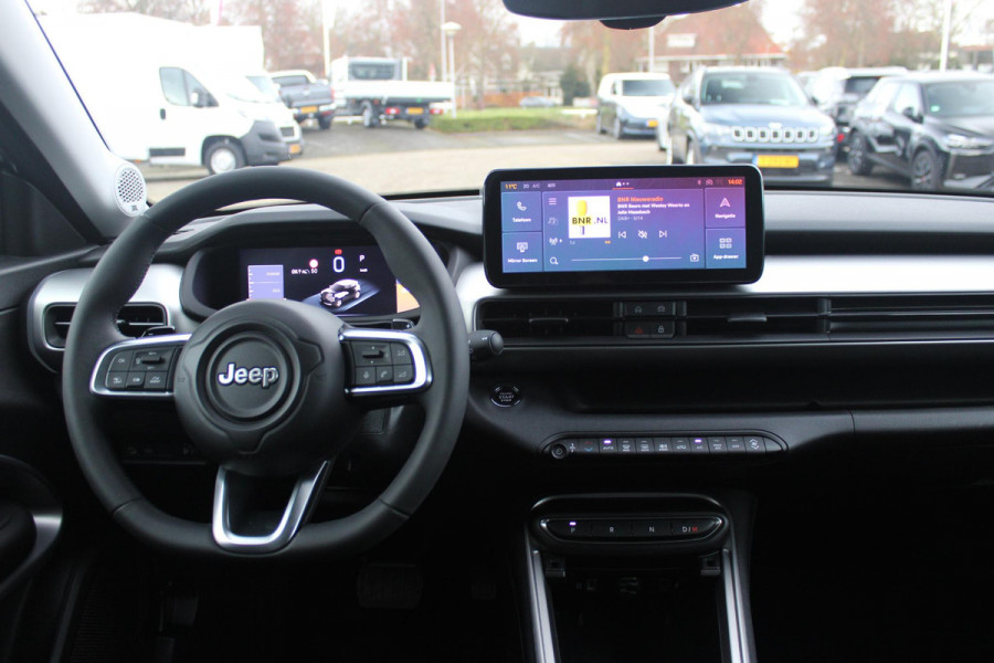 Jeep Avenger 1.2 110PK e-Hybrid SUMMIT | STOEL/VOORRUIT VERWARMING | DRAADLOZE APPLE CARPLAY/ANDROID AUTO | NAVIGATIE | ACHETRUITRIJ CAMERA | KEYLESS ENTRY/START | PARKEERSENSOREN VOOR EN ACHTER | ELEKTRISCH BEDIENBARE ACHTERKLEP | VERWARMBARE VOORRUIT/VOORSTOELEN | 18" LICHTMETALEN VELGEN | ADAPTIVE CRUISE CONTROL | DODEHOEK DETECTIE | JBL AUDIO SYSTEM |