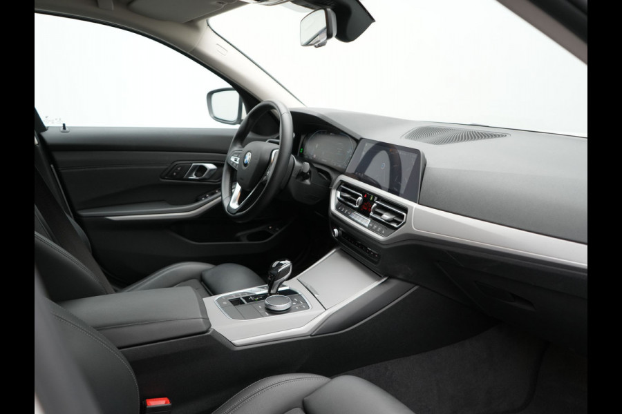 BMW 3 Serie Touring 330e Plug In Hybrid 293pk Dealer O.H PHEV | Cruise Control | Apple Carplay | Lederen Sportstoelen Verwarmd | Navigatie | Virtual | DAB |