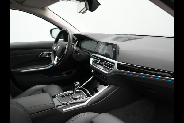 BMW 3 Serie Touring 320e Sportline Plug In Hybrid 204pk Dealer O.H PHEV | Trekhaak Af Fabriek | Panodak | Laser LED | Head Up | 360 Camera | Lederen Sportstoelen Verwarmd | Keyless | Navigatie | Blis | Virtual | DAB |