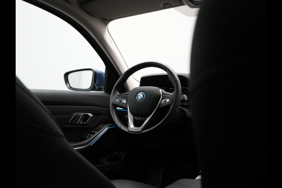 BMW 3 Serie Touring 320e Sportline Plug In Hybrid 204pk Dealer O.H PHEV | Trekhaak Af Fabriek | Panodak | Laser LED | Head Up | 360 Camera | Lederen Sportstoelen Verwarmd | Keyless | Navigatie | Blis | Virtual | DAB |