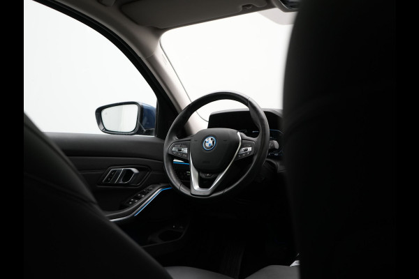 BMW 3 Serie Touring 320e Sportline Plug In Hybrid 204pk Dealer O.H PHEV | Trekhaak Af Fabriek | Panodak | Laser LED | Head Up | 360 Camera | Lederen Sportstoelen Verwarmd | Keyless | Navigatie | Blis | Virtual | DAB |