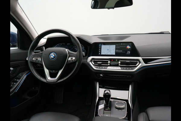BMW 3 Serie Touring 320e Sportline Plug In Hybrid 204pk Dealer O.H PHEV | Trekhaak Af Fabriek | Panodak | Laser LED | Head Up | 360 Camera | Lederen Sportstoelen Verwarmd | Keyless | Navigatie | Blis | Virtual | DAB |