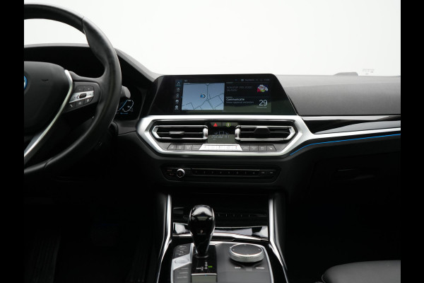 BMW 3 Serie Touring 320e Sportline Plug In Hybrid 204pk Dealer O.H PHEV | Trekhaak Af Fabriek | Panodak | Laser LED | Head Up | 360 Camera | Lederen Sportstoelen Verwarmd | Keyless | Navigatie | Blis | Virtual | DAB |