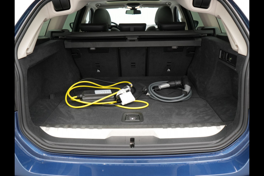 BMW 3 Serie Touring 320e Sportline Plug In Hybrid 204pk Dealer O.H PHEV | Trekhaak Af Fabriek | Panodak | Laser LED | Head Up | 360 Camera | Lederen Sportstoelen Verwarmd | Keyless | Navigatie | Blis | Virtual | DAB |