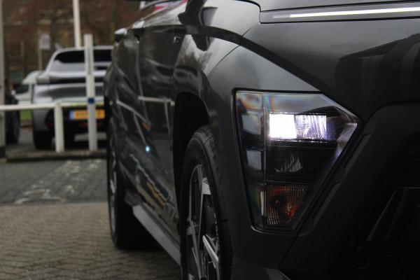 Hyundai Kona 1.6 GDI 130PK HEV N LINE | *NIEUWE AUTO!* | NAVIGATIE | DRAADLOZE APPLE CARPLAY/ANDROID AUTO | ADAPTIVE CRUISE CONTROL | CLIMATE CONTROL | DODEHOEK DETECTIE | DRAADLOZE TELEFOONLADER |  18" LICHTMETALEN VELGEN | ACHTERUITRIJ CAMERA | PARKEERSENSOREN VOOR EN ACHTER | KEYLESS ENTRY/START | DAB+ RADIO | ELEKTRISCH BEDIENBARE ACHTERKLEP | SFEER VERLICHTING | FULL LED KOPLAMPEN |