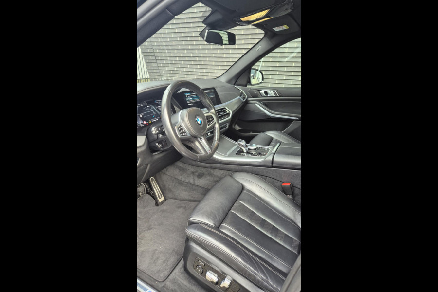BMW X5 xDrive45e High Executive M Sport / Panoramadak / Achterasbesturing / Head Up Display / Comfortstoel / Driving Assistant Professional / Stuurwielverwarming / Trekhaak / Comforttoegang