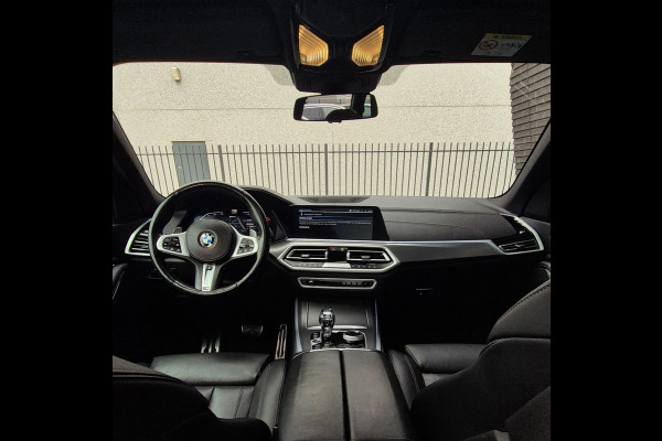BMW X5 xDrive45e High Executive M Sport / Panoramadak / Achterasbesturing / Head Up Display / Comfortstoel / Driving Assistant Professional / Stuurwielverwarming / Trekhaak / Comforttoegang