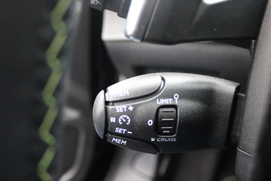 Peugeot 2008 1.2 Hybrid 145PK GT | DRAADLOZE APPLE CARPLAY/ANDROID AUTO | ACHTERUITRIJ CAMERA | KEYLESS ENTRY/START | PARKEERSENSOREN VOOR EN ACHTER | FULL LED KOPLAMPEN | CRUISE CONTROL | DAB+ RADIO | LICHTMETALEN VELGEN 17" | DRAADLOZE TELEFOONLADER |