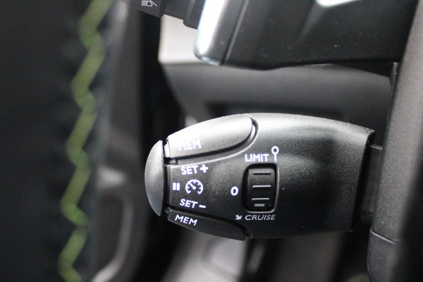 Peugeot 2008 1.2 Hybrid 145PK GT | DRAADLOZE APPLE CARPLAY/ANDROID AUTO | ACHTERUITRIJ CAMERA | KEYLESS ENTRY/START | PARKEERSENSOREN VOOR EN ACHTER | FULL LED KOPLAMPEN | CRUISE CONTROL | DAB+ RADIO | LICHTMETALEN VELGEN 17" | DRAADLOZE TELEFOONLADER |