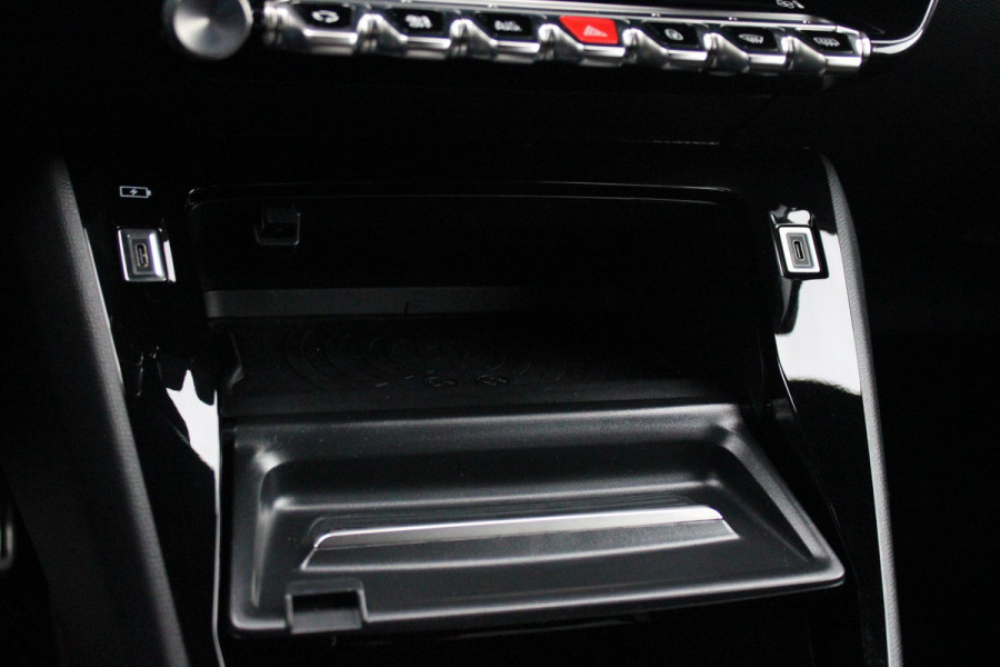 Peugeot 2008 1.2 Hybrid 145PK GT | DRAADLOZE APPLE CARPLAY/ANDROID AUTO | ACHTERUITRIJ CAMERA | KEYLESS ENTRY/START | PARKEERSENSOREN VOOR EN ACHTER | FULL LED KOPLAMPEN | CRUISE CONTROL | DAB+ RADIO | LICHTMETALEN VELGEN 17" | DRAADLOZE TELEFOONLADER |