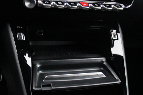 Peugeot 2008 1.2 Hybrid 145PK GT | DRAADLOZE APPLE CARPLAY/ANDROID AUTO | ACHTERUITRIJ CAMERA | KEYLESS ENTRY/START | PARKEERSENSOREN VOOR EN ACHTER | FULL LED KOPLAMPEN | CRUISE CONTROL | DAB+ RADIO | LICHTMETALEN VELGEN 17" | DRAADLOZE TELEFOONLADER |