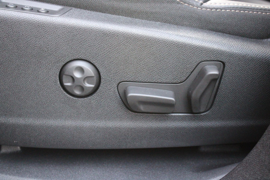 Peugeot 3008 1.6 HYbrid 225PK GT PACK BUSINESS | AFNEEMBARE TREKHAAK | PANORAMISCH SCHUIF/KANTEL DAK | ELEKTRISCH BEDIENBARE BESTUURDERSSTOEL MET GEHEUGENFUNCTIE | FOCAL AUDIO SYSTEM | ELEKTRISCH BEDIENARE ACHTERKLEP | KEYLESS ENTRY/START | 360° CAMERA | 19" LICHTMETALEN VELGEN | BLACK PACK | STOEL VERWARMING | MASSAGE STOEL | FULL LED KOPLAMPEN | APPLE CARPLAY/ANDROID AUTO |