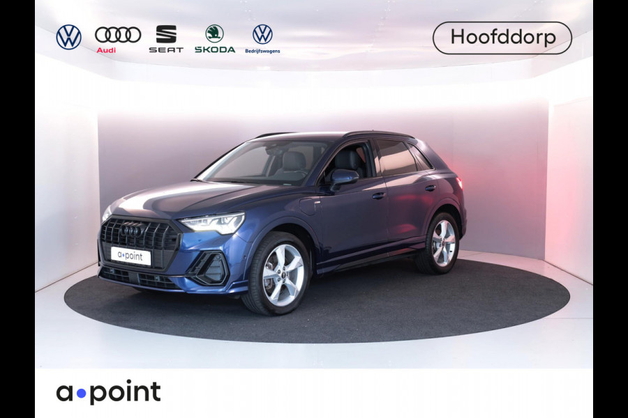 Audi Q3 45 TFSI e S edition 245 pk S-tronic | Navigatie | Parkeersensoren (Park assist) | Achteruitrijcamera | Adaptieve cruise control | Lederen bekleding | Elektr. voorstoelen | S-Line |
