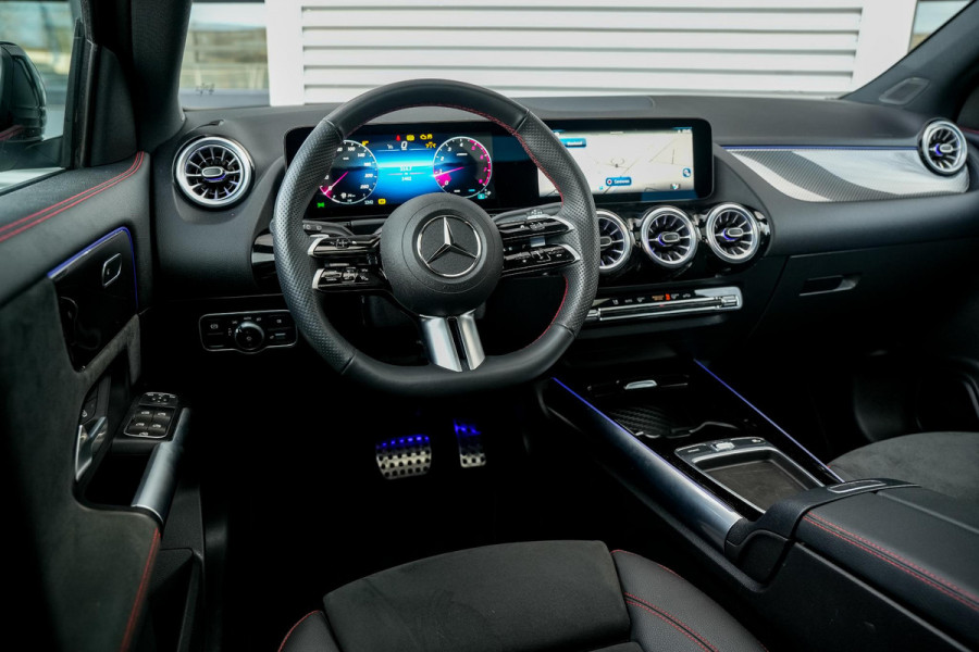 Mercedes-Benz GLA 180 AMG Line Panoramadak Adapt. Cruise Keyless Ambient