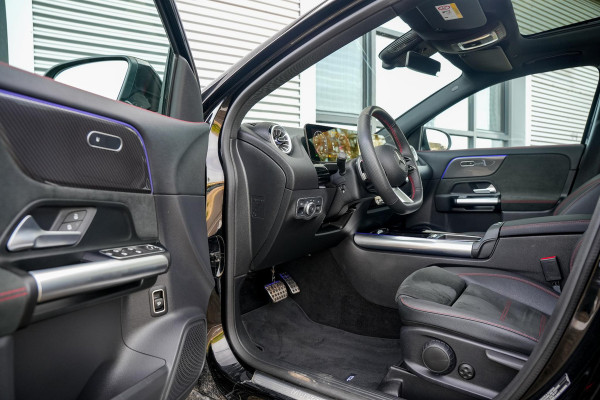 Mercedes-Benz GLA 180 AMG Line Panoramadak Adapt. Cruise Keyless Ambient