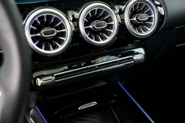 Mercedes-Benz GLA 180 AMG Line Panoramadak Adapt. Cruise Keyless Ambient